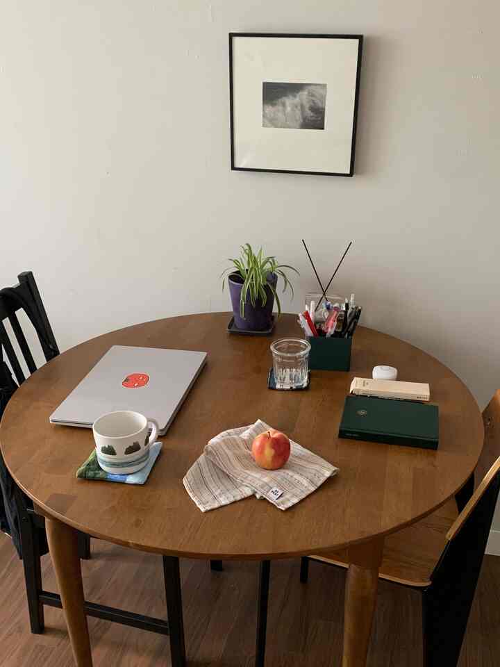 #가을애우리집

I used to put a white mat on the table all summer, but now that fall is here, I've taken the mat off and am using a wooden table. 
The season when I like wood and brown🤎

#Table #원형테이블 #원목테이블 #원목인테리어 #맞팔 #방꾸미기 #방꾸 #룸투어 #내돈내산 #잘샀템 #방인테리어 #테이블데코