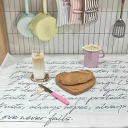 오늘은 베이킹하는 날이라
호밀빵을 만들어 왔어요 🥖
엉성하지만 귀여운 호밀빵!
보기엔 이래도 겉바속촉 제대로예요 
#집에서제일바빠 #홈카페 #핑크과도 #예쁜템최고야 
#리스법랑 #리스계량컵 #하트도마 #홈카페유리컵
#주방장갑 #레터링키친크로스 #키친크로스 #과도
#라탄컵받침 #호밀빵 #법랑냄비 #우드걸이