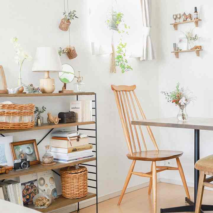 ソファーとテーブルの間には
自分の好きが詰まったシェルフを。

さっと手に取れるし、なにより
いつでも目に入るので心が潤う😌🌿

#Ercol #収納 