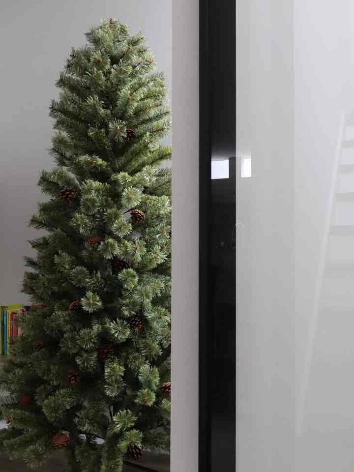 ツリーを出しました
クリスマスに向けて、まずはヌードツリーから
ここからハロウィンツリーに仕上げていく予定です
そして追いやられたディスプレイ
フラワーベースやその他諸々は別の場所へ
本と両脇にタイルとガラスにしてみました
#ヌードツリー #クリスマスツリー 