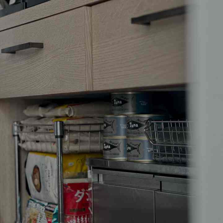 キッチンパントリーのストックエリアに
ohouseのギフトで頂いたおしゃれツナ缶追加♡
置いてあるだけで可愛いな🐟
#キッチン収納 
#パントリー
#キッチン用品 
#収納棚 