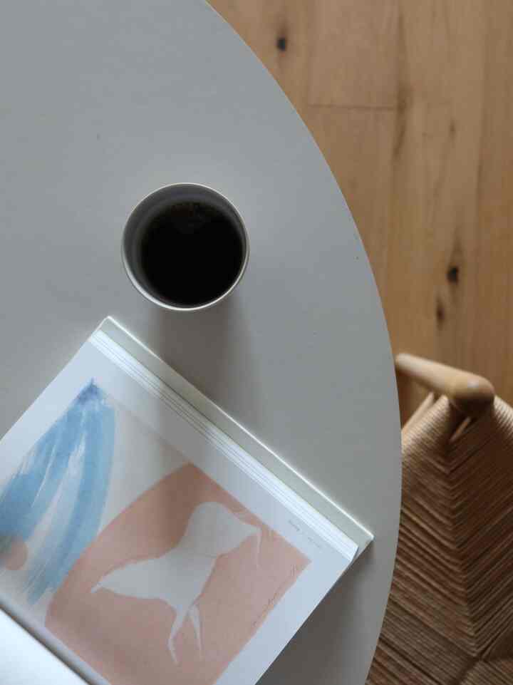 先日行ったカフェで一目惚れした画集をお迎えしました😌🤍
#いつかの森 #アートのある生活 #北欧インテリア #HAY #有田焼 #コーヒータイム