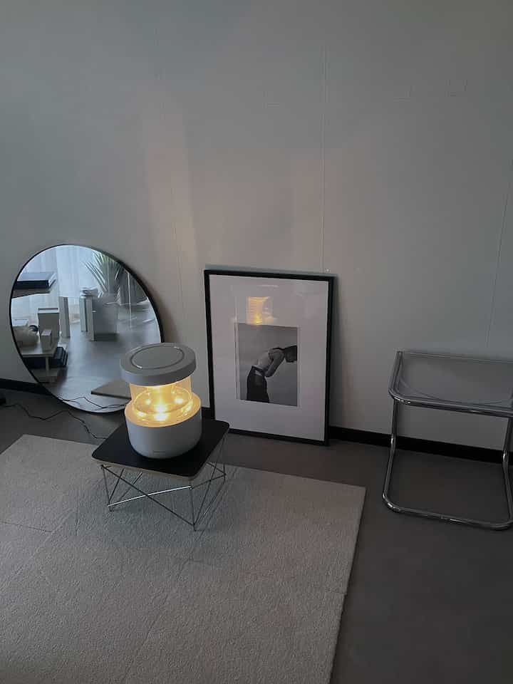 そろそろかなっと加湿器を
照明にもなるこの加湿器ほんと便利
壁に灯りがゆらゆら
#リビングルーム #リビングルームインテリア　#加湿器 #照明　#照明効果 #シンプルな暮らし #シンプルなインテリア #無機質　#無機質インテリア　