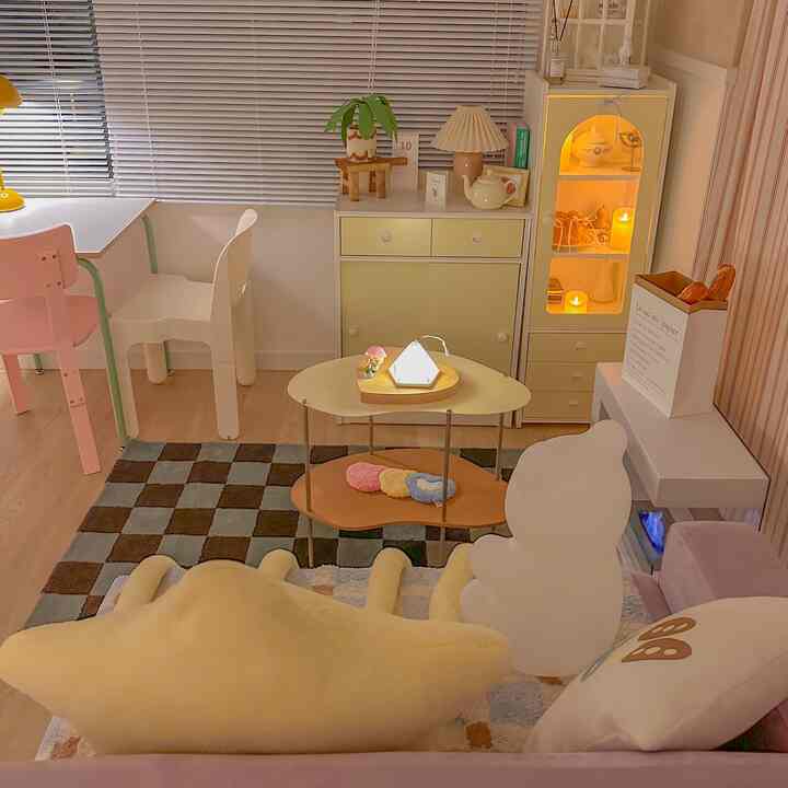 ナチュラルカラーのリビング、ソファとラグ、暖かい照明が配置された雰囲気のある空間