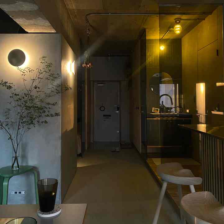 自然な色調とモダンなスタイルの狭く開放的なキッチンと廊下が調和した居心地の良いリノベーション空間