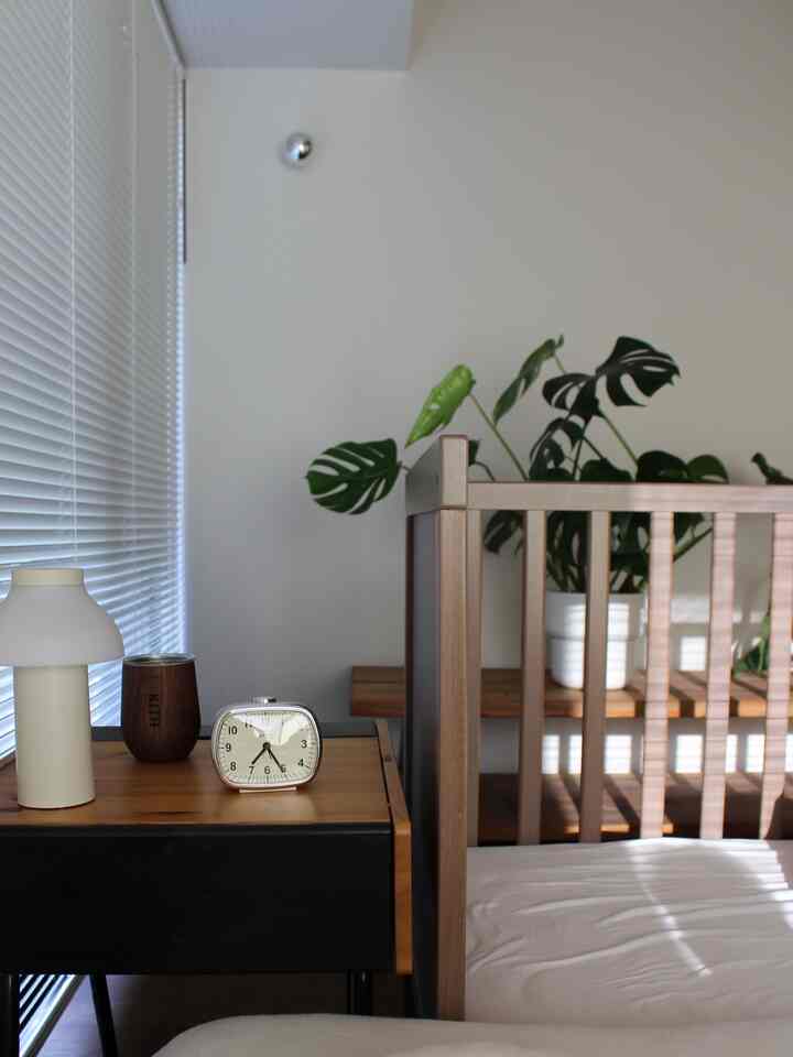 HAYのポータブルランプは夜間授乳やオムツ替えにとても重宝していました。3段階の調光機能が付いているので用途によって使い分けれます。今は絵本を読む時など夜の間接照明として使用しています。

#ベッドルーム #ベビーベッド #ポータブルランプ #赤ちゃん #赤ちゃんのいる家 #赤ちゃんのいる暮らし #赤ちゃんのいる生活