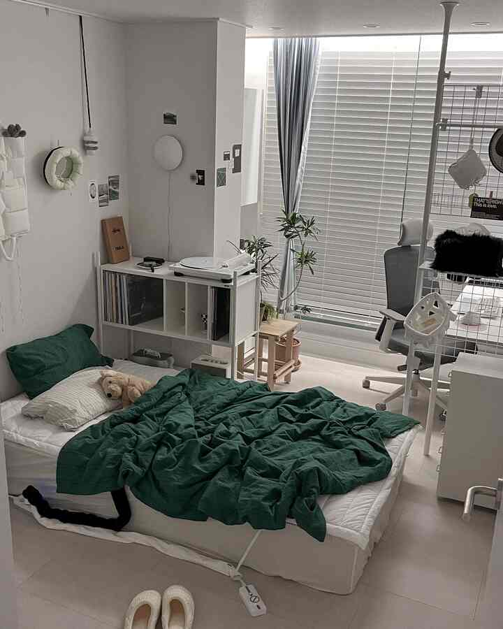 白と緑のトーンで統一された6畳の寝室、ベッド、デスク、オフィスチェアが配置された落ち着いた清潔な空間