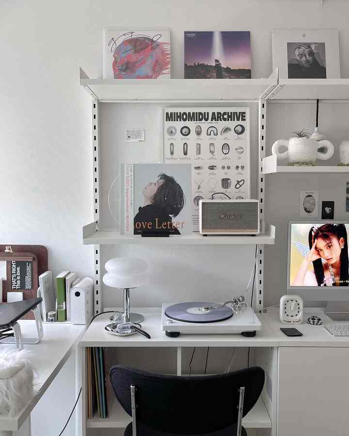 白と黒を基調とした6畳のホームオフィス、デノンのターンテーブルとマーシャルのスピーカーが配された印象的な作業スペース