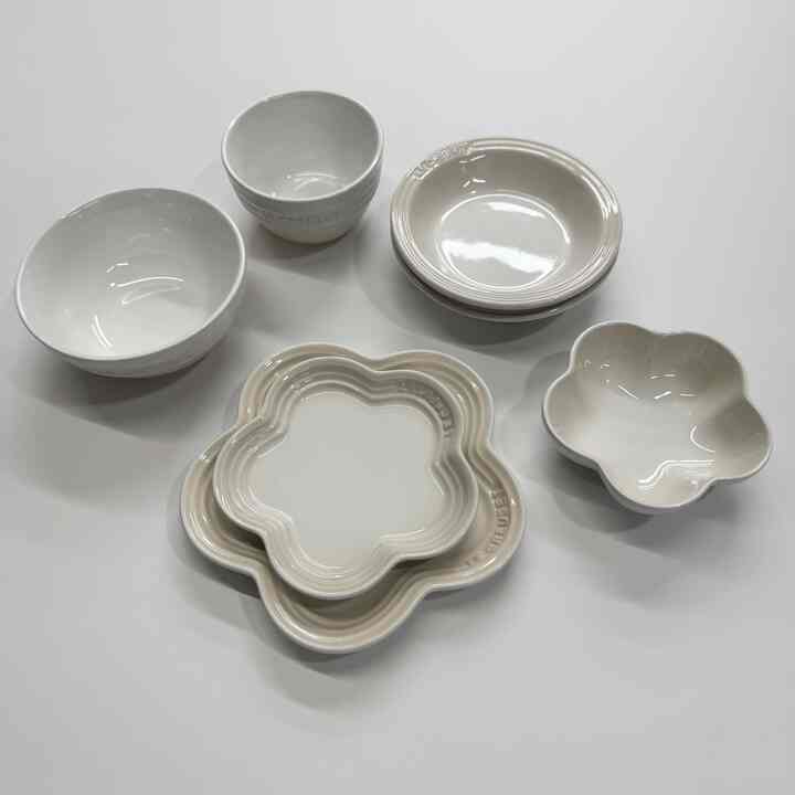 クリームトン食器類を探す 
ルクルゼメレンゲシリーズ🖤 
とても甘い子供たちだけがいると思いました。 
クリームクリームなやつがピッタリあるなんて🤍🤍

#ルクルゼ #LECREUSET #テーブルウェア #テーブルウェアおすすめ #新婚食器 #きれいなボウル 
＃メレンゲシリーズ＃ルクルゼホワイトメレンゲ
＃キッチンアイテム＃昏睡ボウル＃昏睡 