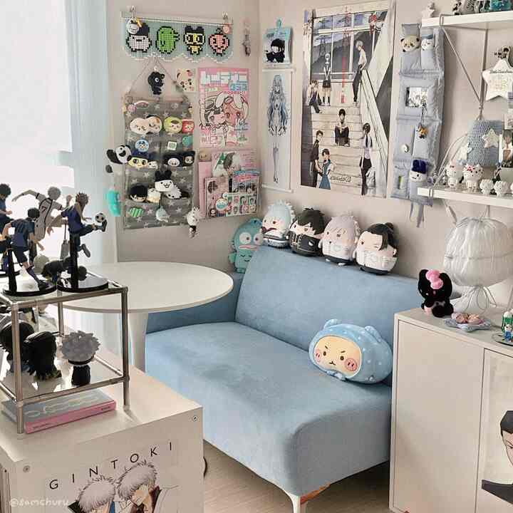 白と青のモノトーンのリビング、アニメキャラクターのフィギュアやぬいぐるみが配置された雰囲気のあるオタクゾーン