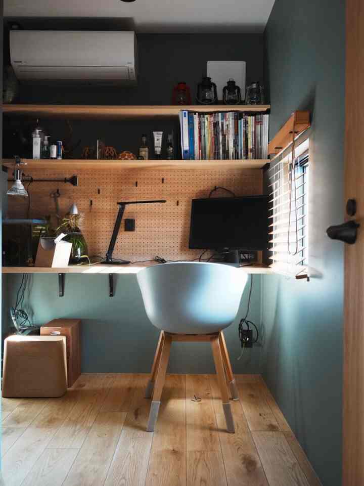 ワークスペース。

🧑🏻の書斎はグリーンの壁紙で落ち着く雰囲気にしています。（散らかっているのはご容赦を）

HAYのABOUT A CHAIRは5年ほどのお付き合い。
ずっと座っていても疲れません。

#書斎 #ワークスペース #仕事部屋 #HAY