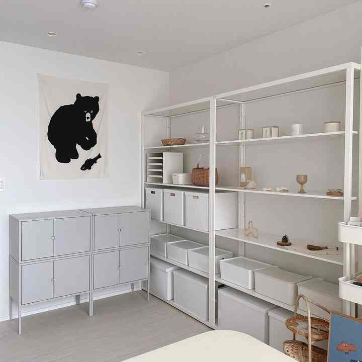 自宅で働く方が多いですか？
私も部屋の一つを書斎とワークスペースを作成しました:)

収納が多くなってきちんとしたショールーム感がコンセプトです。
見やすく -  #작업실 #쇼룸인테리어 #재택근무공간 #수납장 #수납정리 #수납공간 #화이트인테리어 #이케아선반 #이케아추천템 #이케아인테리어 #아파트인테리어 #아이있는집 #미니멀인테리어 #감온
