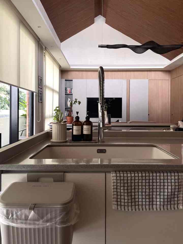 ⭐️Kitchen Styling⭐️

Dapur ku di design sudah dari pertama kali berbarengan saat pembangunan rumah ini oleh interior designer dengan look yang modern minimalis. Karena itu tidak terlalu banyak ornamen dan lebih banyak closed cabinet dan hanya dua open shelves di bagian kiri dan kanan.
 
Dekorasi yang diketakkan  juga sekaligus digunakan karena fungsional. 
_
#KitchenSet
#MakeOverDapur
#StylingDapur
#KitchenSetModern
#DapurModern
#DapurSegaris