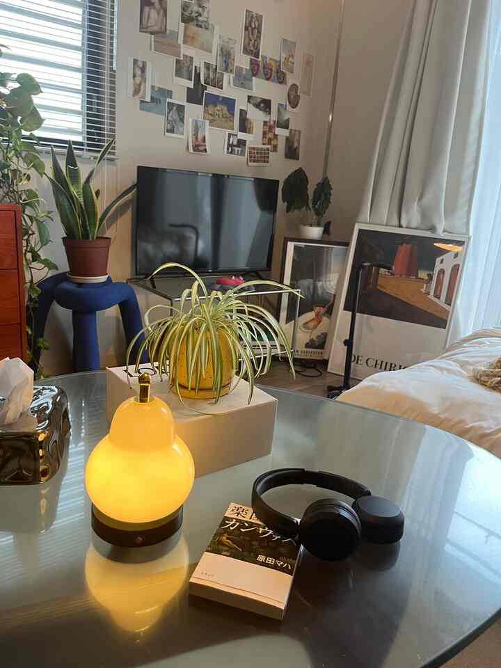 White and wood tone square 8-tatami living room featuring mid-century modern style with reading and home cafe elements