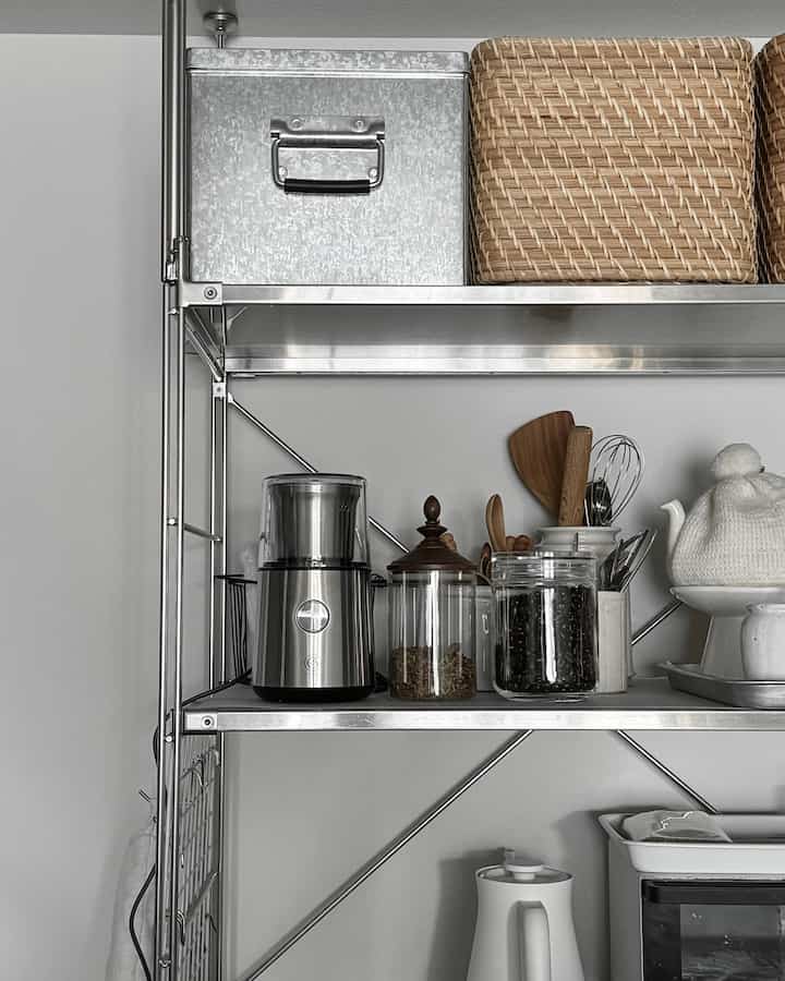 ステンレスで揃えたキッチン。

#キッチンインテリア #ステンレス
#賃貸暮らし #賃貸キッチン #無印良品
#コーヒーのある暮らし