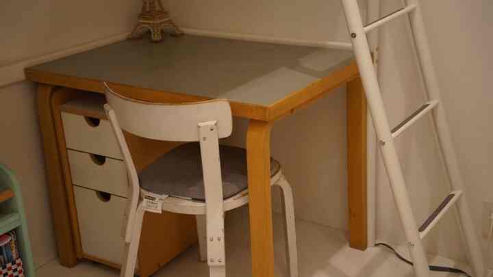 長男側の子供部屋です^ ^
こちらは白とグレーが基調。
でも基本的には次男と同じサイズのデスクと
袖机、そしてアアルトのchair69が入っています。色が変わるだけで印象もガラリ変わる😲

#子供部屋 
#子供部屋家具 
#子供机 
#勉強机 
#小さな部屋 
#Artek 
#IKEA 
#IKEA家具 

