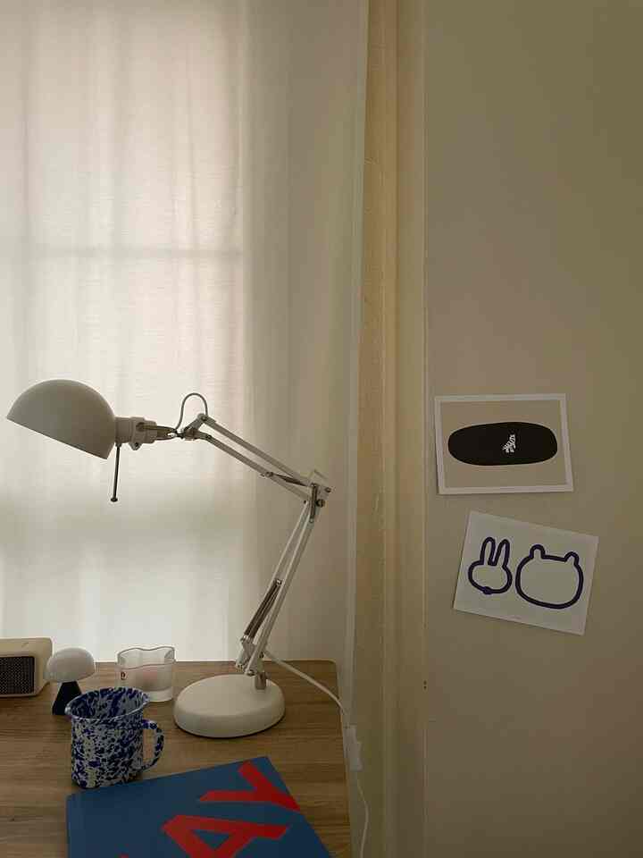 デスク周りに、何気にポストカード貼ってみたら案外かわいかった。楽天で買ったから買い足そうかな♩
Amazonで買った荷物が今日到着予定になってたけど、届く気配のないもうすぐ22時、、、。
#デスク #デスク周り #デスクインテリア #デスクスタンド #ワークスペース #ワークスペースインテリア #インテリア #ポストカード #アート #IKEA照明 #IKEA #HAY 