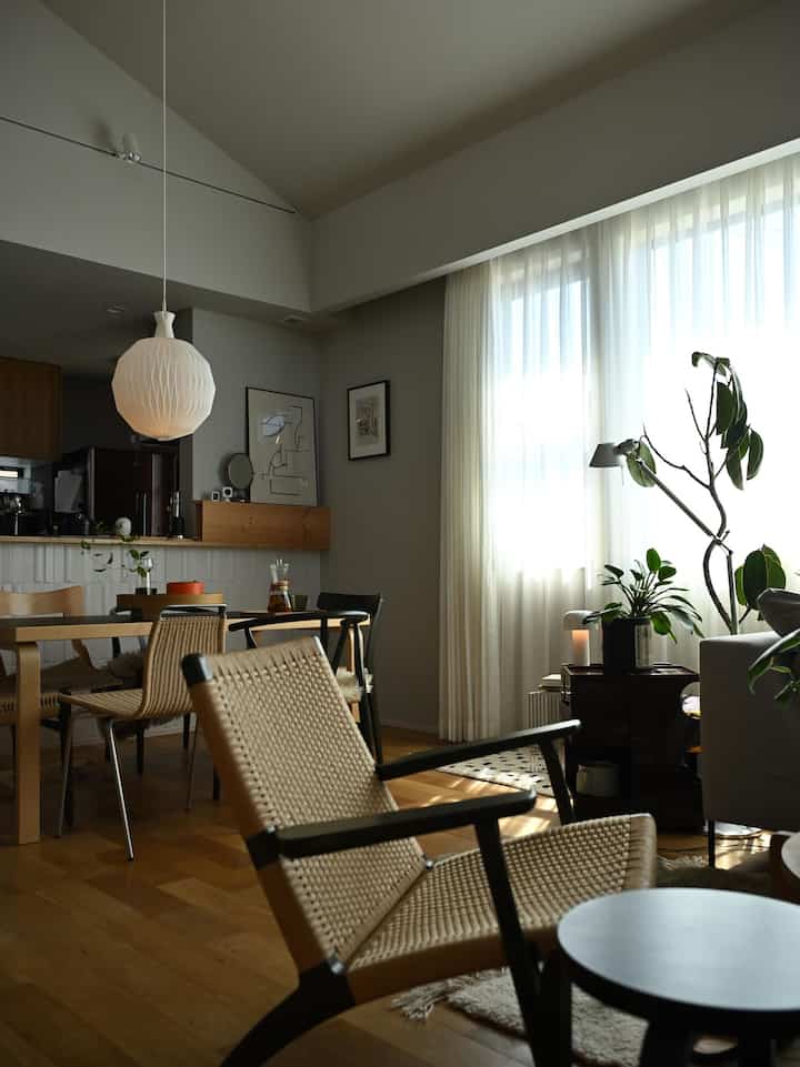 リビングチェアどーんと置くリビング。CH25はデザインがとても美しくて、置いてあるだけでCozyな雰囲気に。 #carlhansen #ch25 #ラウンジチェア  #リビングチェア