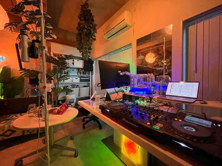 さぶあかです。

副業で音楽活動をしているため、お家でもたまーに練習します。音楽機材はネオンと相性が良いのでインテリアとしても◎

模様替えしたことでスペースが広くなったので精神的なハードルも低くなった気がします。

#賃貸 #ワンルーム #リノベーション #音楽機材 