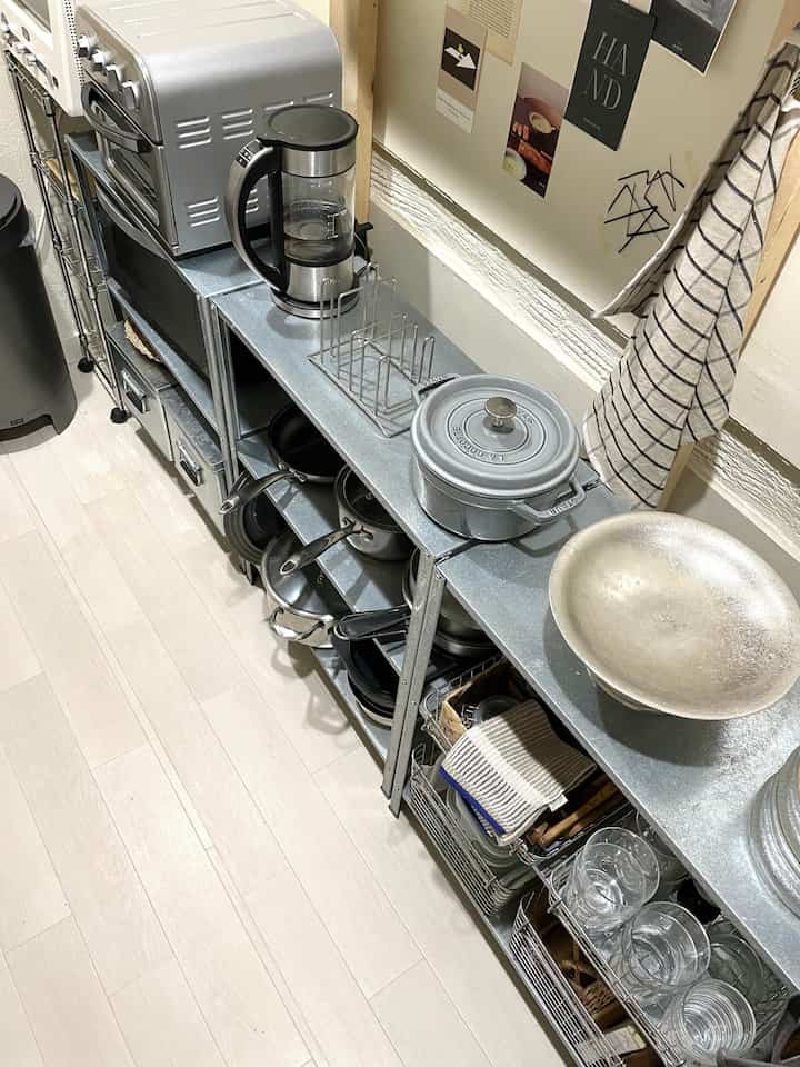 キッチンアイテムは、シルバーやステンレスでカラーを統一するようにしています。
鍋やフライパンは以前はキッチンのシンク下収納にしまっていたけど、カウンター置くように変えてから出し入れしやすくて使いやすくなりました♩
#キッチン #キッチン用品 #キッチン収納 #キッチンカウンター #1LDK #2人暮らし #インテリア #イケア #IKEA #IKEA棚 #STAUB #無印良品 #MUJI 