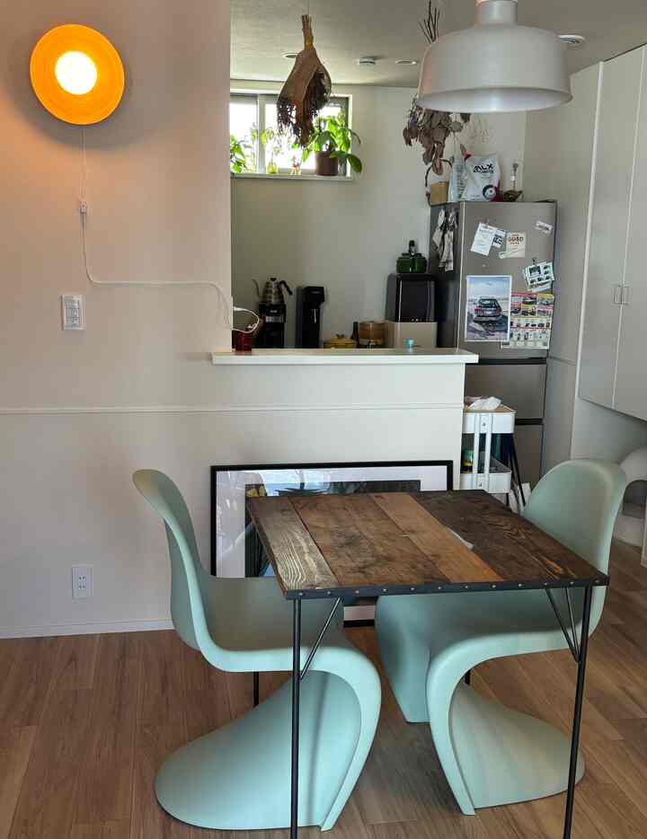 Sisi dapur penuh kehidupan 😌😌
#pantonchair #猫がいる暮らし #観葉植物 #ドライフラワー #間接照明 #間接照明インテリア #IKEA照明 #IKEAhack #IKEAハック #猫トイレ