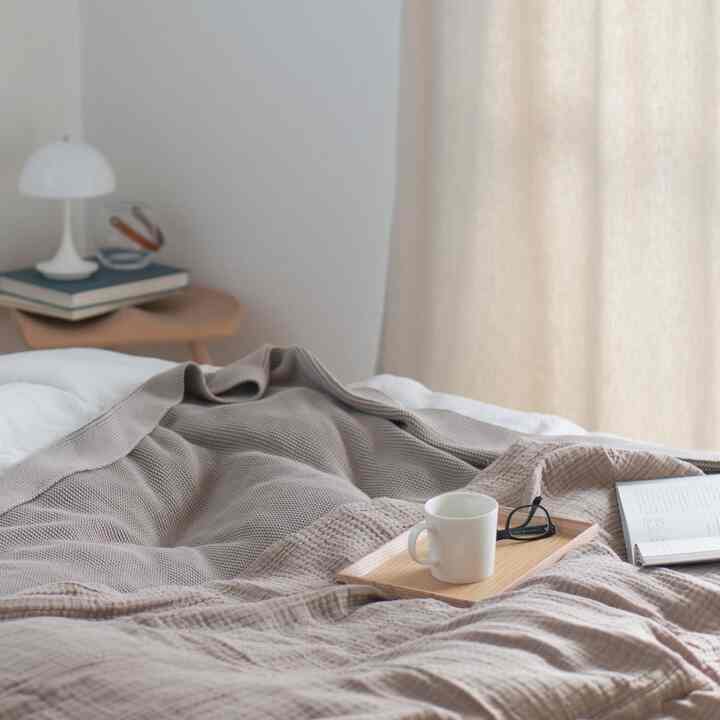 #ベッドルーム　#ベージュ　#ホワイト
休みの日の早朝はお布団から出ずにあったかいもの飲みたくなる季節になってきた😮‍💨☕️