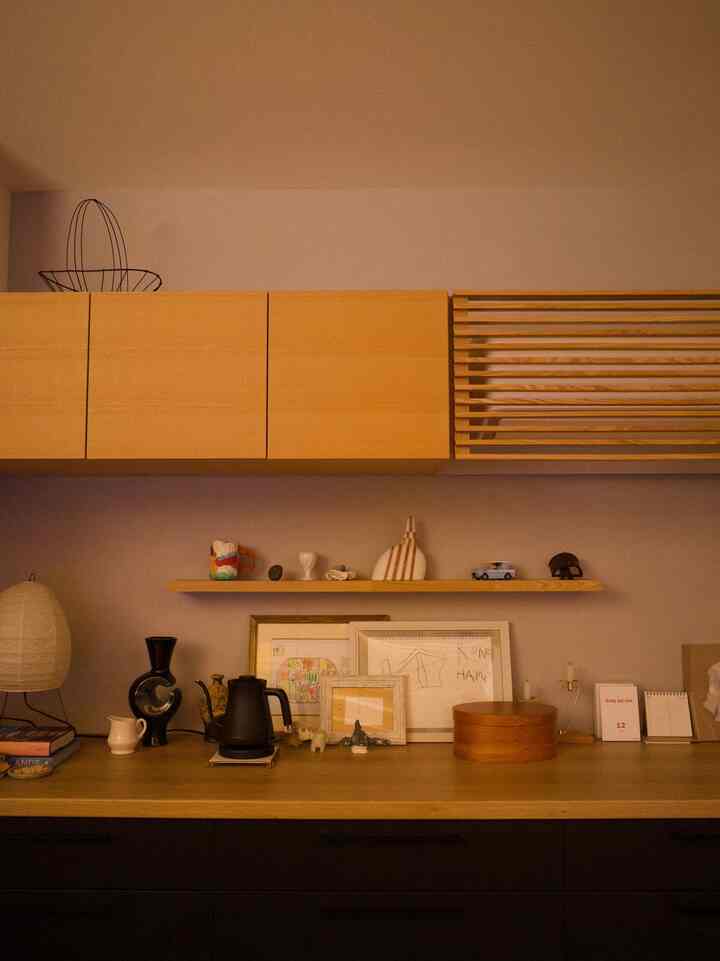 子どもらが描いた絵を飾りたくなって
棚の奥から額縁を引っ張り出してきた。満足✌️
もっとセンス良く飾れるようになりたいなぁ
#カップボード飾り棚 #キッチンインテリア 