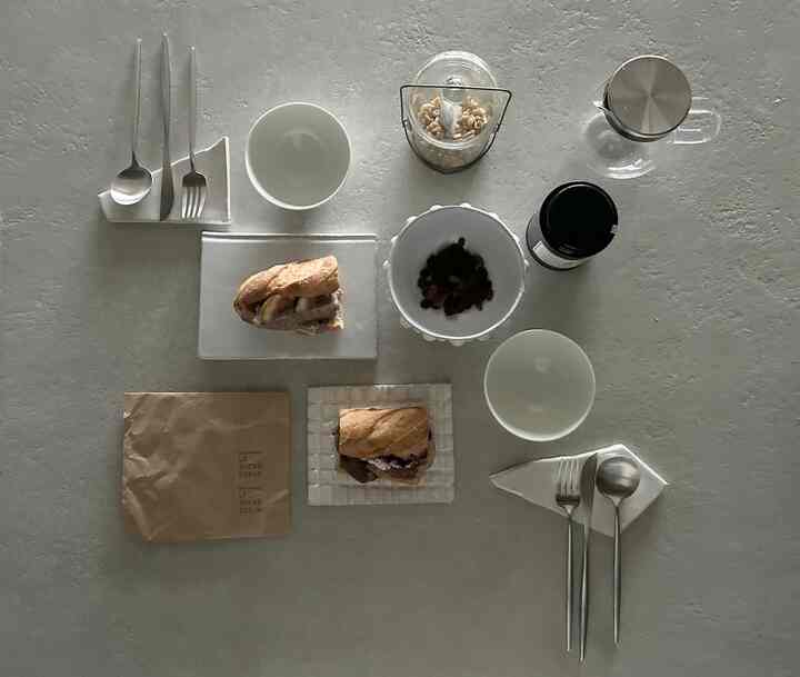 至福のサンドイッチモーニング🥪
大好きな白の器を、今日の気分で組み合わせ◎

#テーブルコーデ
#朝ごはん
#器
#アスティエドビラッド
#birbira
#KINTO 
#クチポール