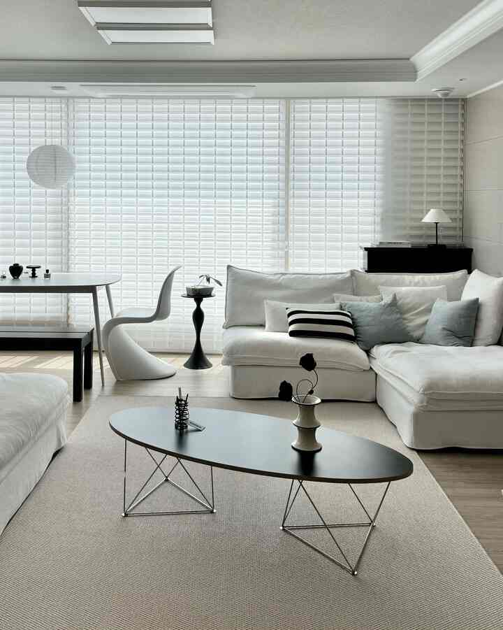 日当たりの良いリビングルーム🩵

#リビングインテリア #モダンフレンチインテリア #リビング飾り #homedecor #interior #monotoneinterior 
#blackinterior #livingroominterior #ホワイトソファ 
＃リビングルーム＃リビングテーブル＃ソファテーブル＃ブラックテーブル＃ブラック家具＃ブラックインテリア＃ホワイトインテリア＃ブラックコンソール＃暖炉＃コンソール＃ブラック＆ホワイトインテリア＃セルフインテリア＃家の装飾＃ホームスタイリング＃新婚旅行＃今日の家＃ホームスイーツホーム #モノトーンインテリア 