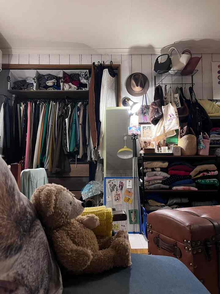 冬に向けて洋服整理したけどこう見るとまだまだ服ありすぎるな💭
#クローゼット #カラフルなインテリア #洋服 #棚