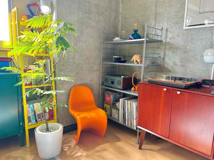 2024.10.15

やっといい感じの鉢カバー見つかった！
白の色やサイズ感がちょうどのゴミ箱を無印で見つけて目測でいけると判断して買ったけどぴったり😮‍💨

視覚ノイズが少し減って気持ちが良い。

#無印良品　#エバーフレッシュ　#パントンチェア　#vitra #植物インテリア #カラフルなインテリア 