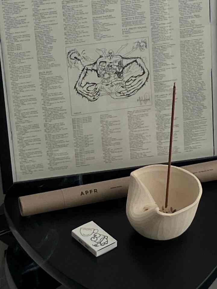 IKEAのスツールを飾り台として使っています！

アートはレコードの歌詞カードです🧟


#IKEA #ZARAHOME #線香 
