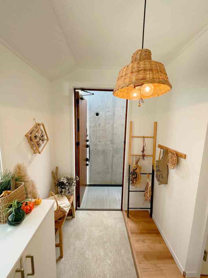 好きが少しずつ増えていくお気に入りの玄関
リビングの雰囲気とはまた変わって
ドライフラワーや、ラタンの素材を中心に
帰ってきたら暖かい気持ちになれるような
空間になっています🧺˜˷

主役は #モモナチュラル のラタン照明💡
この照明に合わせて小物や雑貨を揃えています。

棚の上のラタン🧺には軽めのガーデニング用品を
#IKEA のベンチの上のラタンバケットの中には
よく使うエコバッグを。

我が家の小さな花壇で育った花も生けたら
一気に秋の雰囲気に！🍂
秋が似合うこの場所。お気に入りだなあ。
#玄関用ベンチ #玄関　#玄関インテリア
#ラタン家具 #ラタン小物 
#ラタン照明 