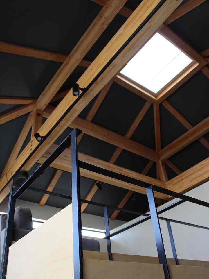 One of the disadvantages of a second-floor living room is that the indoor temperature tends to rise, but by installing skylights, air can be exchanged and a breeze can pass through. It is bright enough that no electricity is needed during the day, and opening the windows lets in a pleasant blue sky. The reciprocal structure creates an open space with no pillars.

#Living room #リビング構造 #リビング照明 #トップライト #天窓 #造作家具 #2階リビング #レシプロカル構造