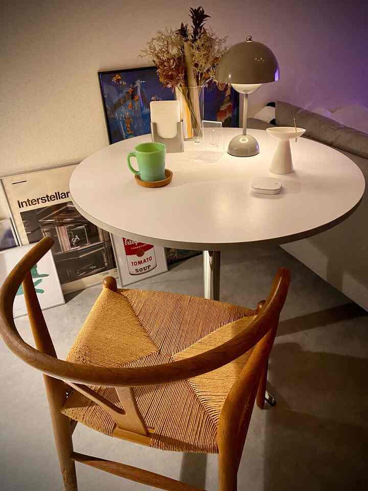 音楽とお香つけてFire-KingのマグでCoffee Time

テーブルにティッシュは場所取るので紙ナプキンにしてスッキリさせたのが気に入ってます。

お香用のライターやリモコンは後付けできる100均で買えるような引き出しを付けて隠しています。
お香はフェイクドライフラワーと一緒に
テーブルライト、お香立て、スマホスタンドはTEMU
#FireKing
#観葉植物
#TEMU
#北欧インテリア 
#北欧風 
#IKEA
#Yチェア
#インテリア雑貨

