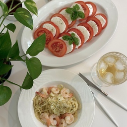 홈스토랑💕
토마토 카프레제 샐러드 & 새우파스타
사진 색감이 맘에 안들어서 올리지 못했던 
사진인데 뒤늦게 올려봅니다~~^^
#오홈스토랑 #콘수프기록 #플레이팅 
#플레이팅필살템 #이케아 #이케아접시 
#카프레제샐러드 #모짜렐라치즈 