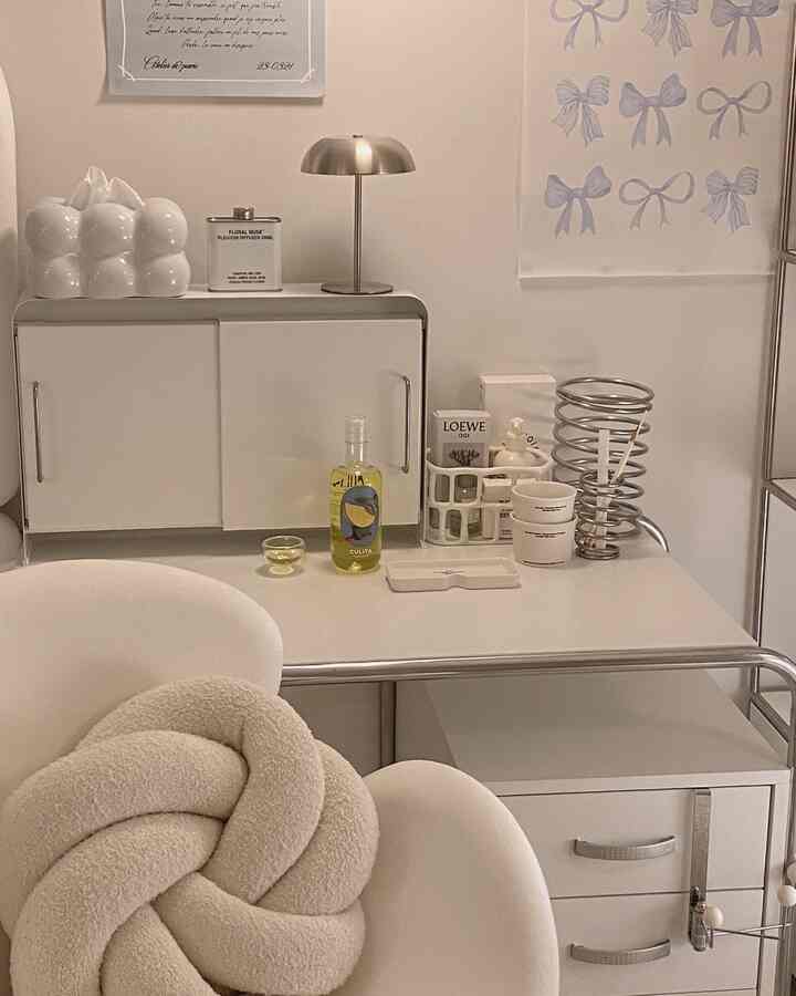 白とシルバーの色調のコンパクトなホームオフィス、シンプルモダンなデスクとクッション付きチェアが配置された清潔感のあるインテリア