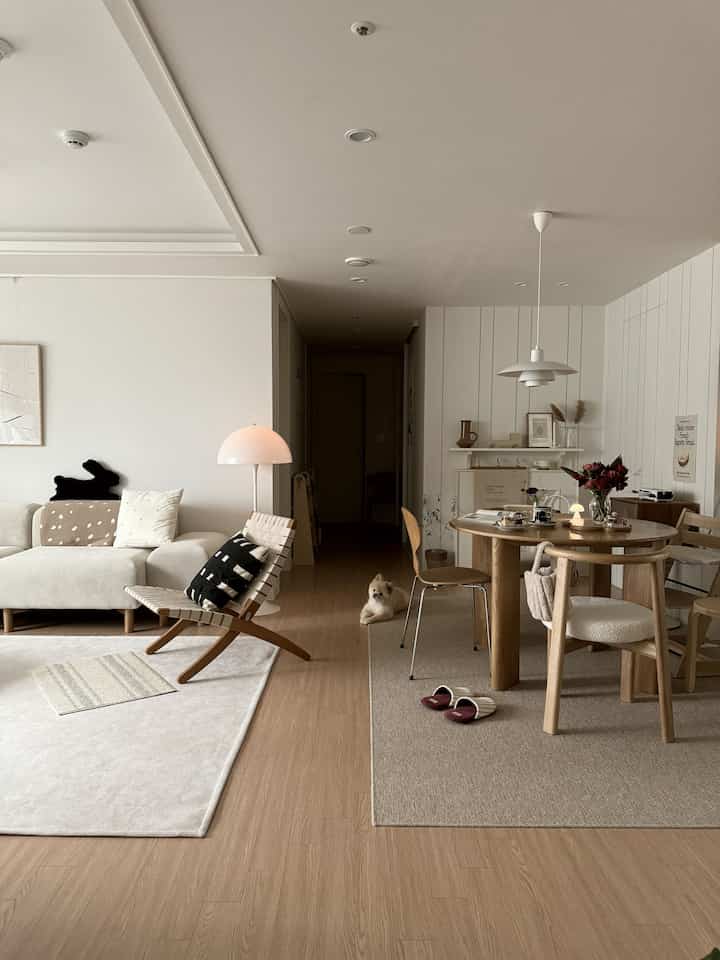 白と木目調が調和したリビングとダイニング、シンプルでナチュラルな雰囲気のあるインテリア