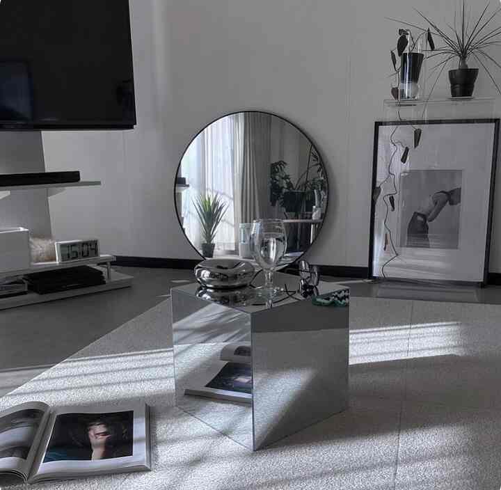 ミラーでディスプレイ台をdiy
観葉植物を置いたり、インテリアを飾ったり、
サイドテーブルに使えたり
置いておくだけでインテリアにもなるから作ってすごくよかった。
#diy #IKEA #ikeahack #ミラー #ディスプレイ台　#サイドテーブル #インテリア #リビングルーム #リビングルームインテリア　#無機質　#無機質インテリア　#プチプラdiy #lack #観葉植物のある暮らし　#ポスターインテリア 