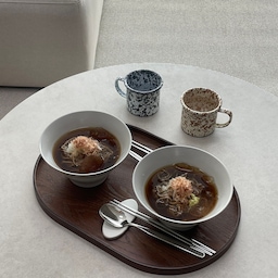 신혼집 입주 후 시원하게 냉소바 한그릇🍜🤎
월넛 쟁반과 오덴세 조합이 넘 예쁜데 소바그릇으로 딱!
#신혼집 #신혼집인테리어 #신혼부부 #신혼집꾸미기 
#요리 #요리스타그램 #크로우캐년 #오덴세 #호랑 #신혼혼수 #그릇추천 #너븐재 #크로우캐년머그컵 #오덴세면기 #오덴세노드 #월넛쟁반 #호랑식기 #피아바 #주방 #신혼살림 #집꾸미기 