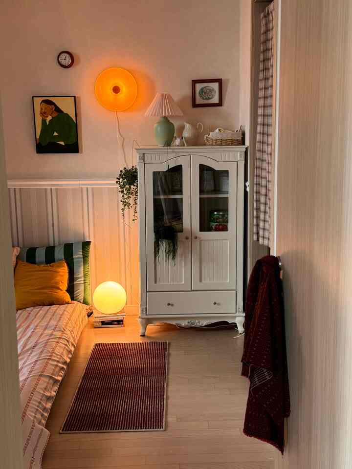  

お茶の間にあるホワイトハウスは、ゴミ箱に捨てられたことが私の家に似合っていると、姉が写真を撮って送ったの？本当！そしてすぐにトラックに載せてきた場ですよ🤣

棚も壊れてポロで塗装もどうしてたくさん撮られていたのか..
しっかり修理してペイント塗り、ハンドルも変えてくれたらきれいな収納場に生まれ変わりました！新しいようです！！✨

ペイント2回塗っても乾いたらまた見えたポロロ顔..  #옷장  #러그 #이불 #수납장 #벽꾸미기 #조명