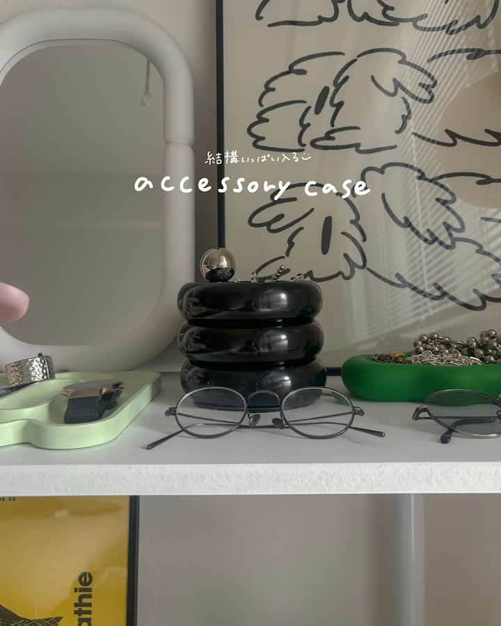 🖤思ったよりいっぱい入るアクセサリーケース

アクセサリーは平置き派だったけど
圧倒的に省スペース！あとかわいい☺️

#アクセサリー保管箱 #アクセサリー収納 #趣味空間 #インテリア小物 
