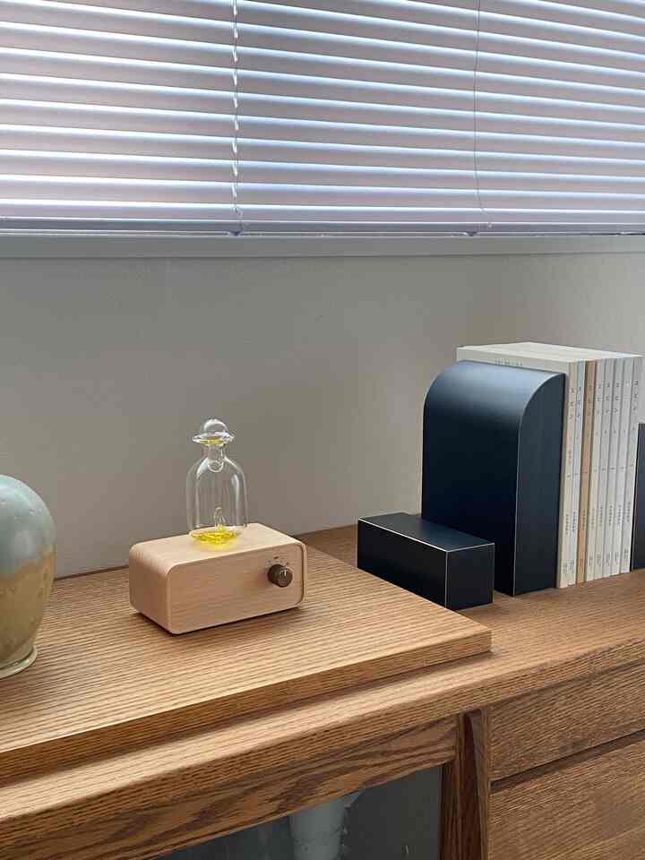 Kirika's glass oil nebulizer 💫
First of all, the design is super cute...! It comes with two essential oils, lavender and orange, which I like perfectly ☺️

I tried using it while reading, and I was surprised that the scent spread throughout the room as soon as I turned the dial. I've only ever used stick-type diffusers, so I was impressed that the scent spread to every corner (but it's a soft scent that's not too strong) 🥹
It's battery-operated and can be carried to various places, so I think I'll try using it in my bedroom... I'd like to try essential oils with various scents too 🌟

#kirika #アロマディフューザー #アロマ #インテリア雑貨 #ネブライザー #ネブライザー式アロマディフューザー #nebulizer #aromadiffuser #アロマディフューザー