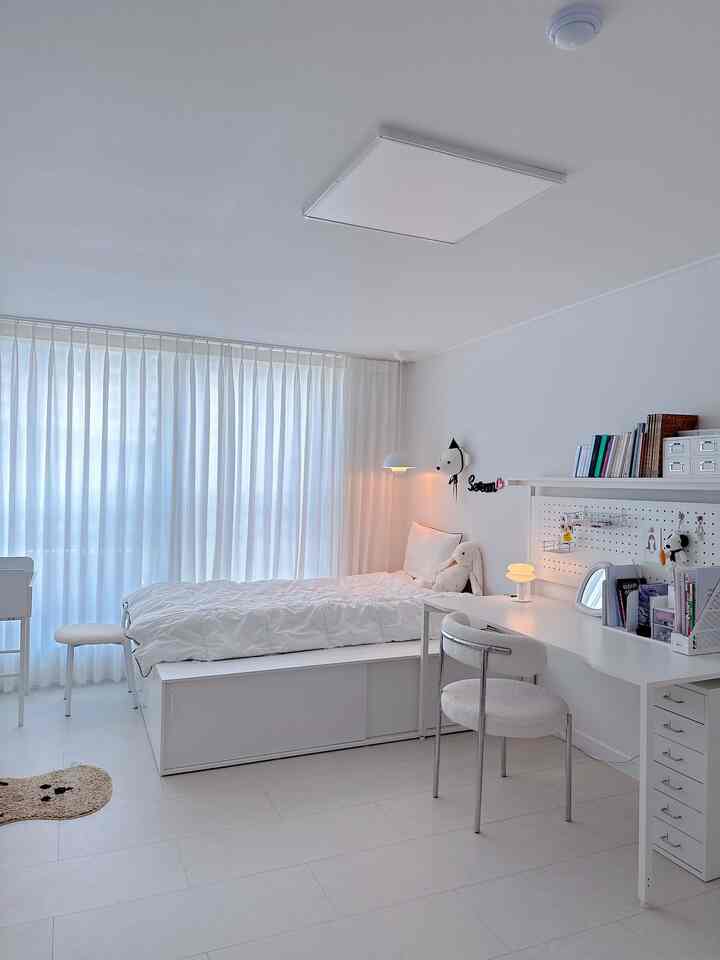 白を基調とした子供部屋、収納ベッドとデスクが配置されたシンプルで清潔感のあるインテリア