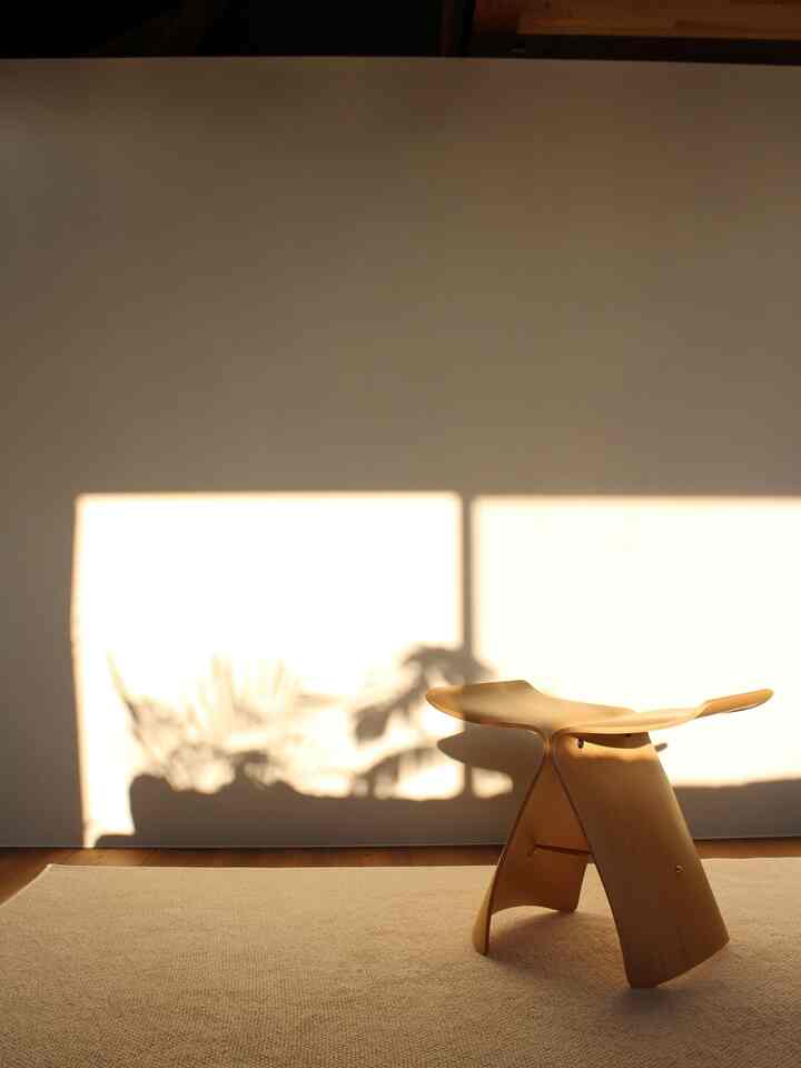 The living room is bathed in the morning sun. The large windows let in lots of light. The butterfly stool can be used in a variety of ways, such as as a side table or an ottoman. The beautiful curves are very soothing to look at.

#livingroom #リビング小物 #リビングインテリア #カーペット #ラグ #スツール #スツールチェア #柳宗理 #バタフライスツール #オットマン #サイドテーブル