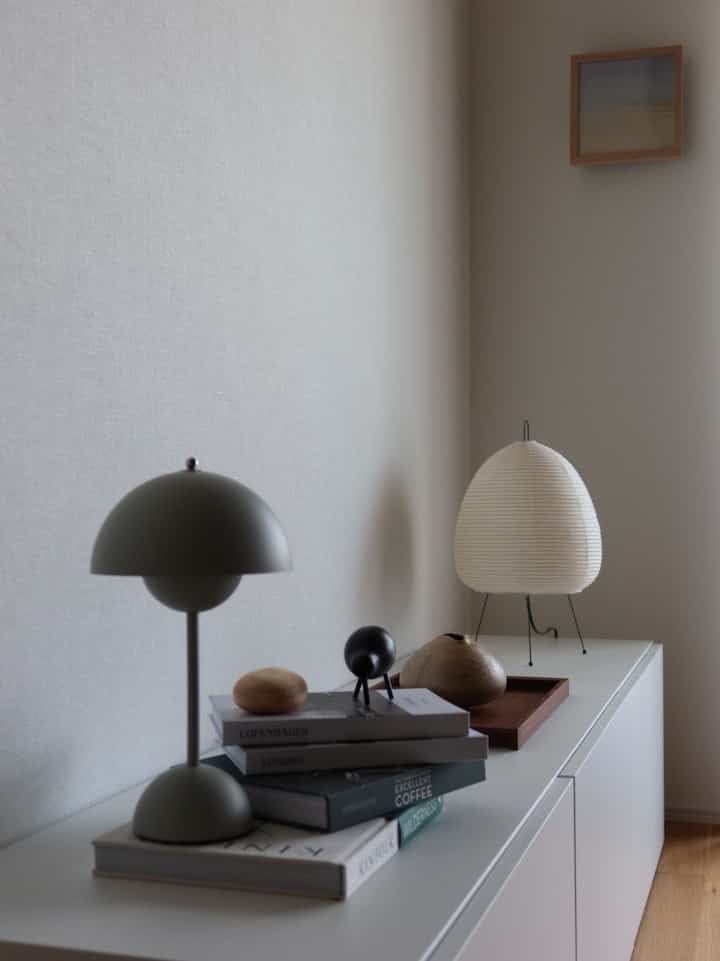 棚のコーディネートを少し変えてみた🫶
本は置けば置くほど可愛いよね😌🤍
#IKEA #ベストー #akari #flowerpot #テレビボード #棚 #チェスト #ラック