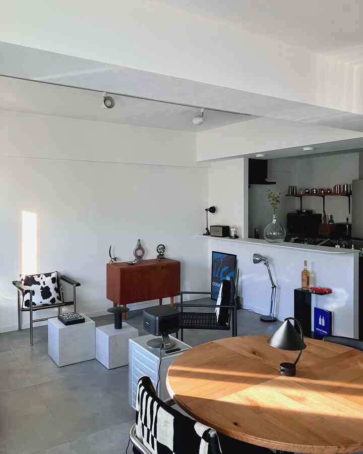 ホワイトと木目調が調和したミッドセンチュリーモダンなアトリエ風リビング空間