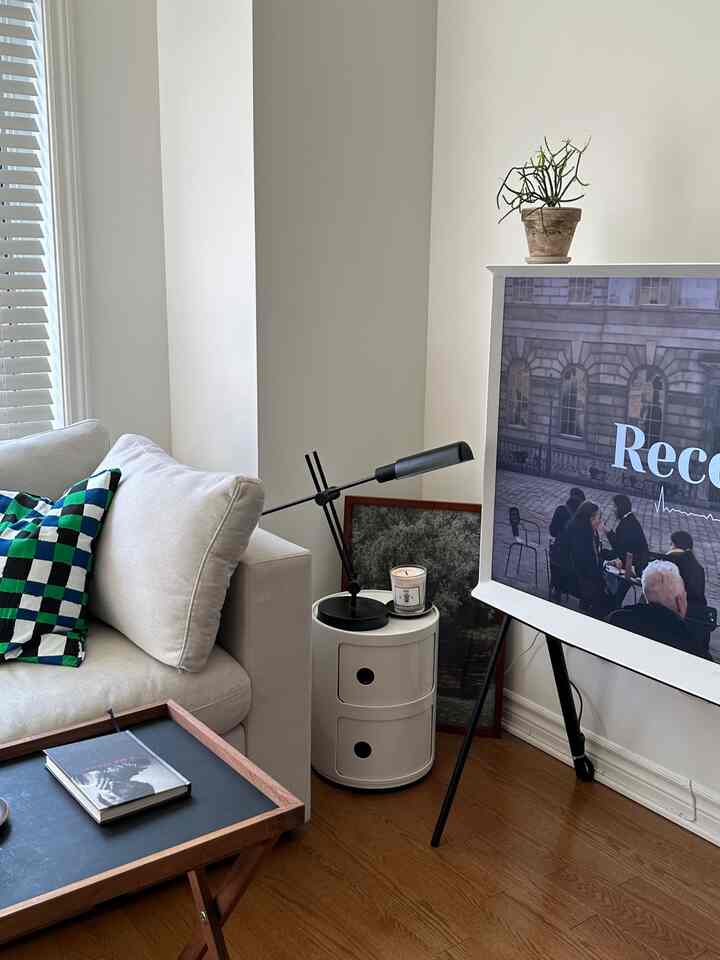 Same spot, different angle 📸

It's finally the weekend, everyone!
Have a nice weekend🥹🤎

#Living room interior #거실 #리빙룸 #리빙룸인테리어 #화이트앤우드 #화이트앤우드주방 #선반추천 #수납장추천 #협탁 #테이블추천 #접이식테이블 #오늘의집 #홈카페 #홈스타일링