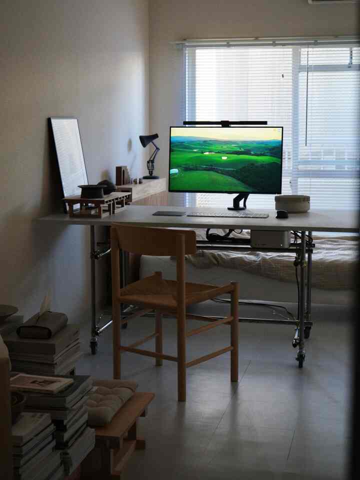 白と木目調が調和した狭い部屋にホームオフィス用のデスクとチェアが配置されたナチュラルモダンなインテリア