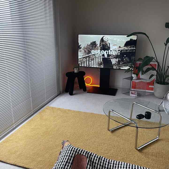 秋色🍂
ブルーのテーブルを取って黒のアイテムを足すと、いつもより落ち着いたリビングに☺️

#リビングインテリア #秋色 #イサムノグチ 
